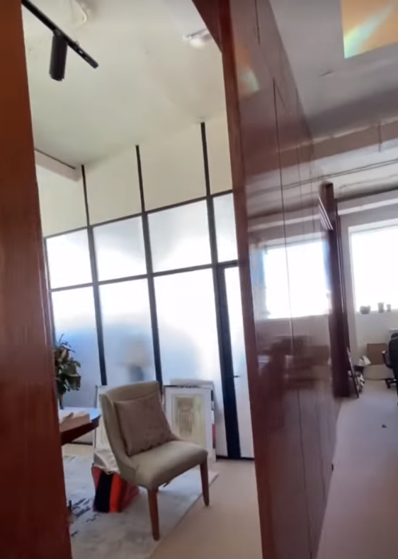 Установка раздвижной офисной перегородки